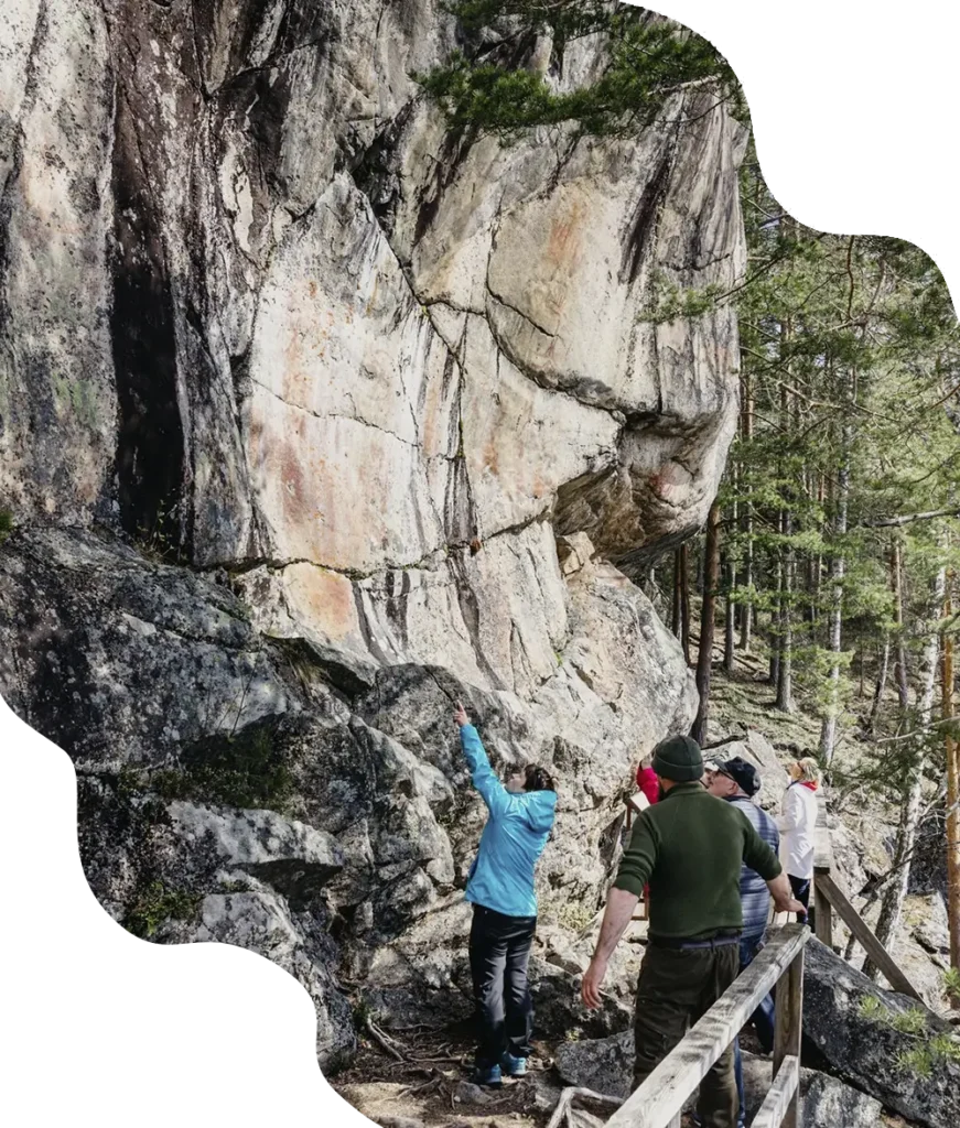 Opas esittelee Astuvansalmen kalliomalauksia