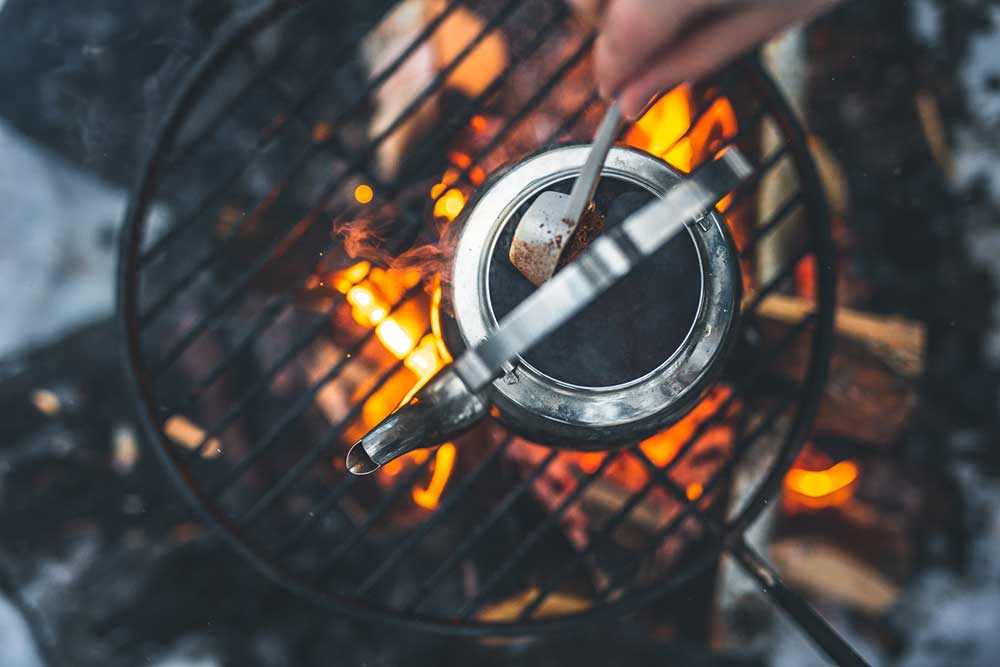 Pannukahvi porisee nuotion yllä