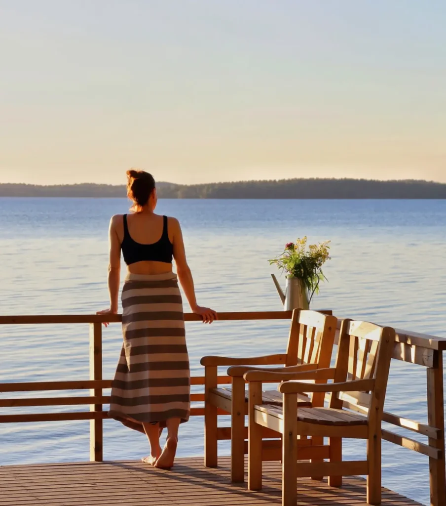 Lake Saimaa 2 Nainen seisoo laiturilla ja katselee Saimaata