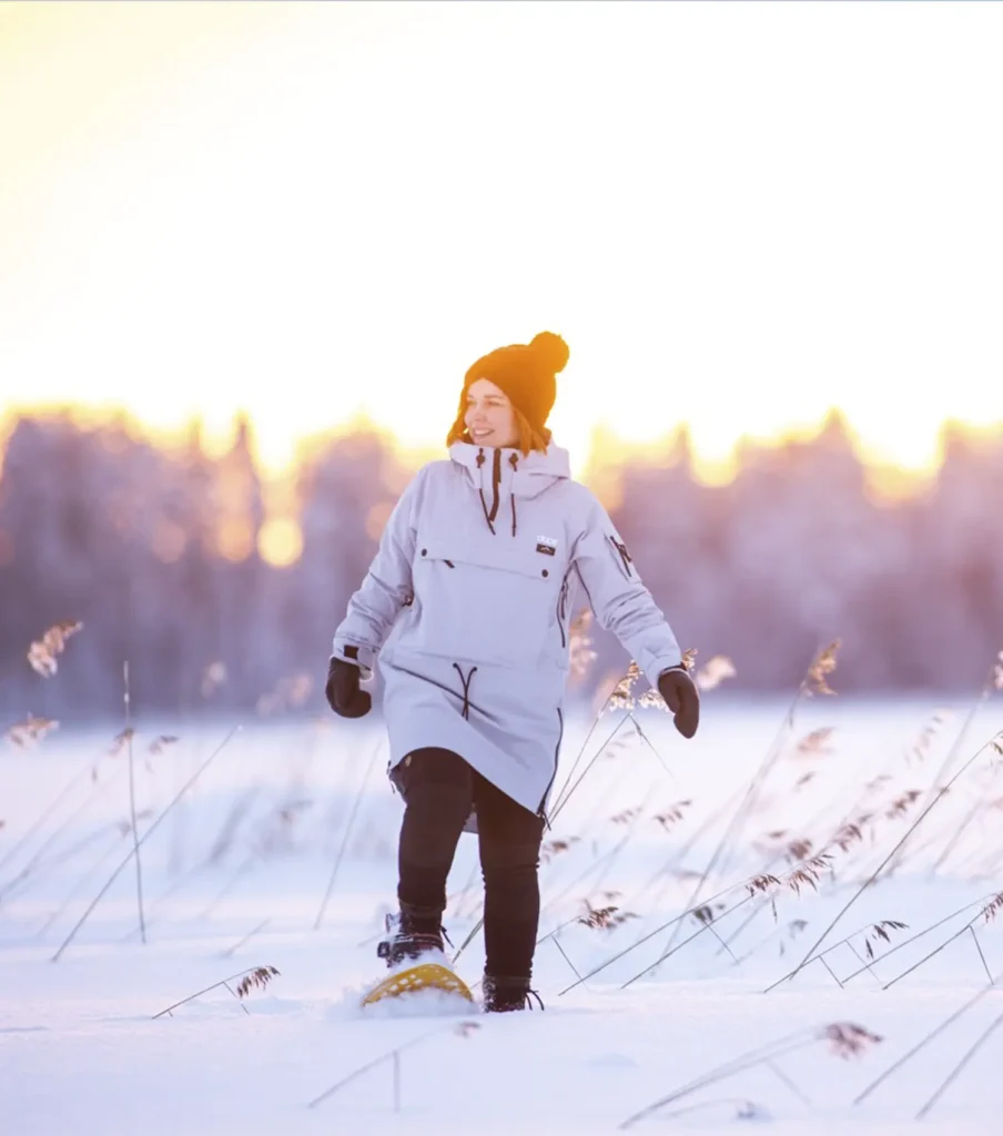 Lake Saimaa 1 Nainen lumikenkäilee kauniina talvipäivänä