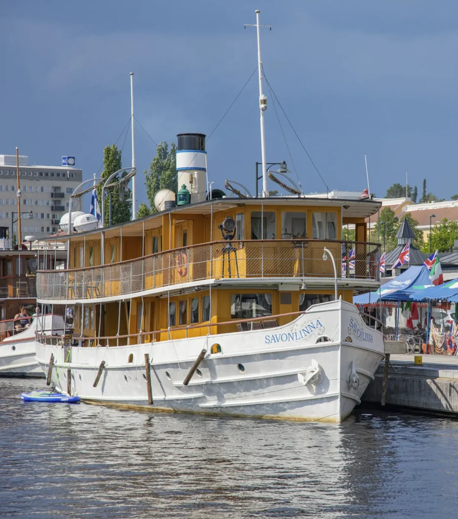 Savonlinna-alus Savonlinnan satamassa kesänavaustapahtumassa