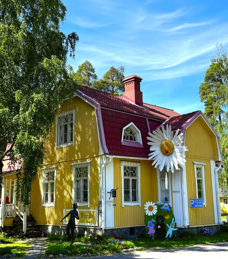 Kaunis keltainen vanha puutarlo Varkaudessa