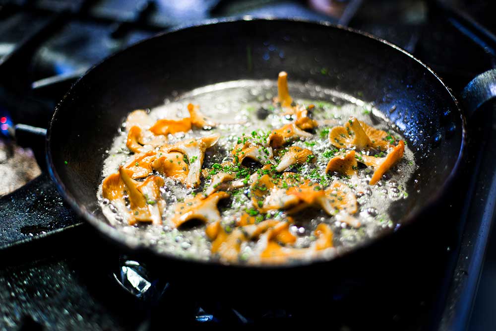 Kanttarellimuhennos valmistuu liedellä