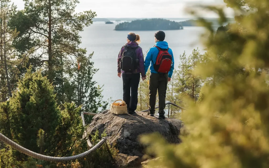 Pariskunta katselee maisemaan Linnasaaressa