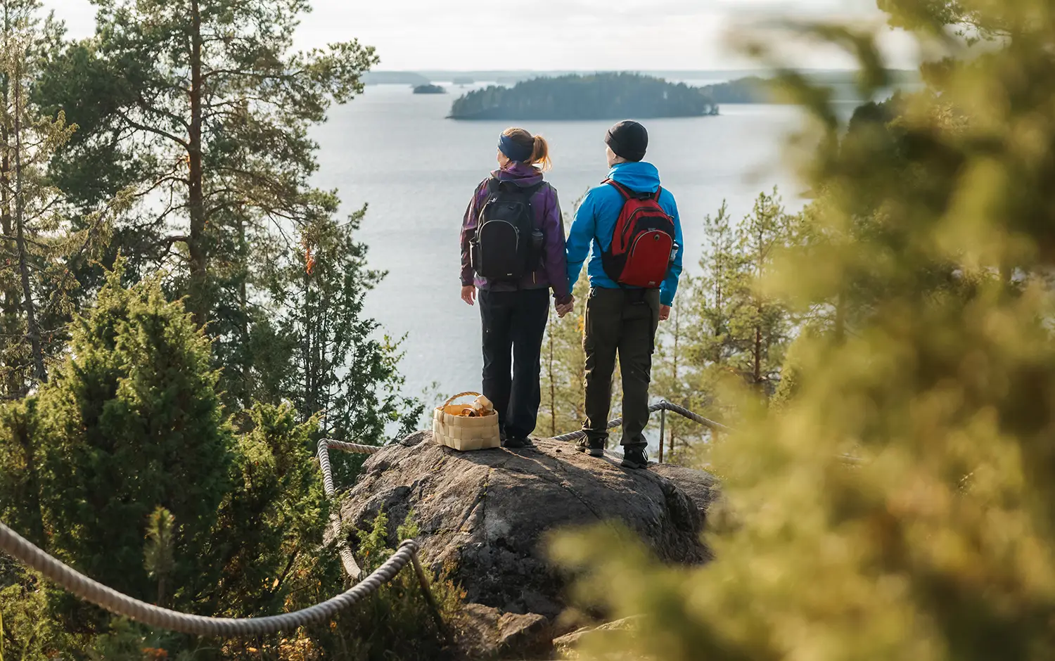 Pariskunta katselee maisemaan Linnasaaressa