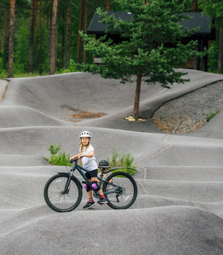 Tyttö pyöräilee Imatran pumtrackilla.