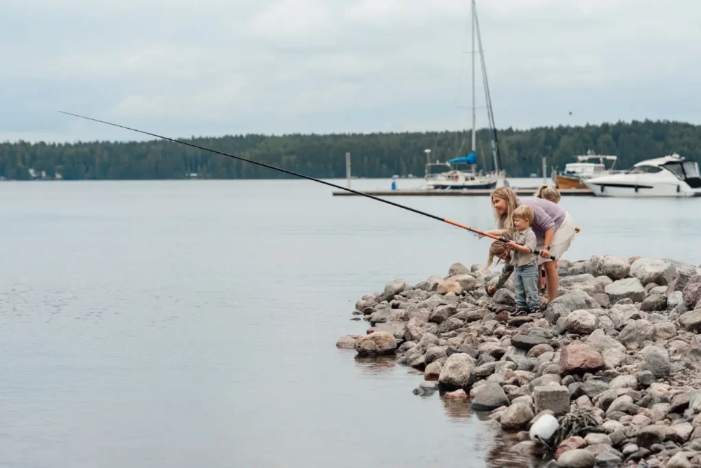 Lapsia kalastamassa Imatralla