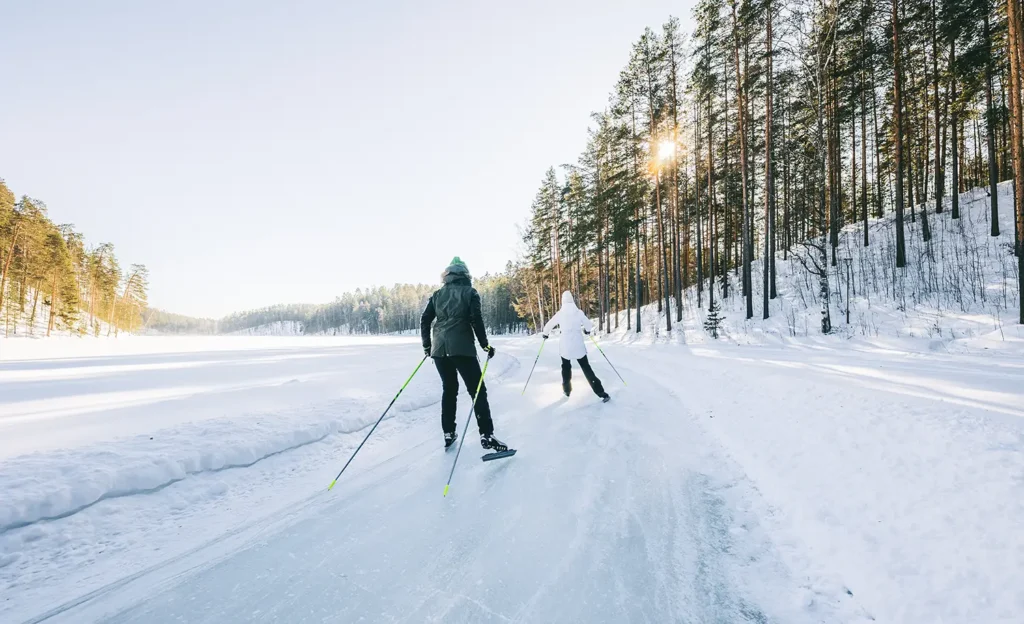 Kaksi retkiluistelijaa Harjunportin maisemissa