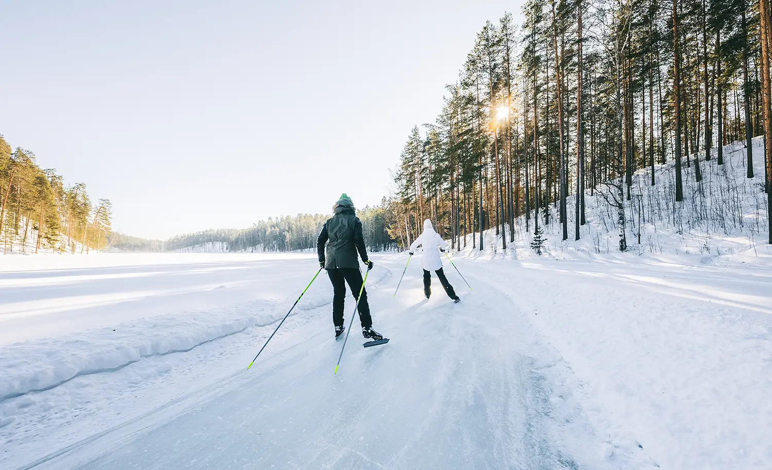 Kaksi retkiluistelijaa Harjunportin maisemissa