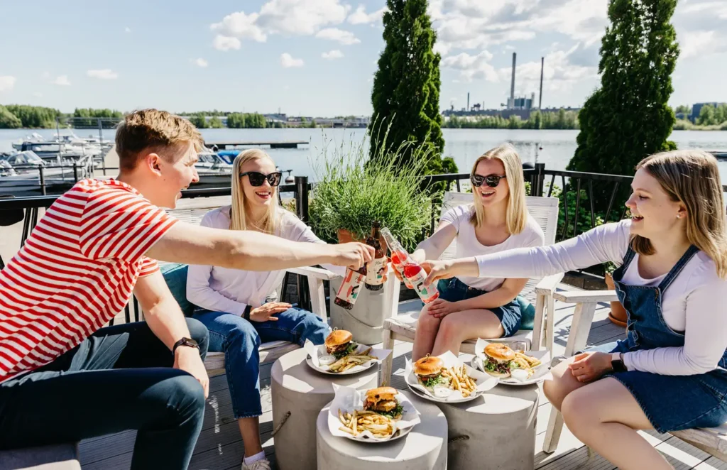 Kaksi pariskuntaa nauttimassa hampurilaisia konttiravintola Mortonissa Varkaudessa