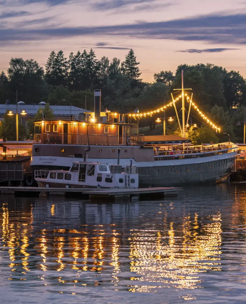 Lappeenrannan satama hämärtyvässä kesäillassa