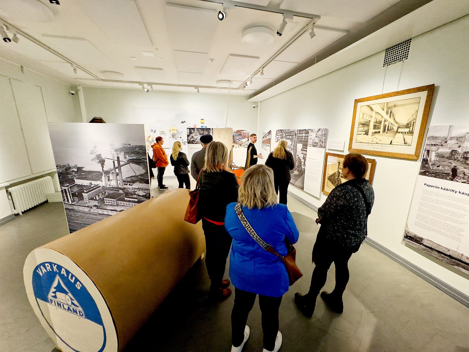 Yleisöä museokeskus Konstissa Varkaudessa