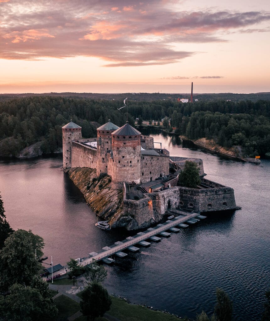 Olavinlinna kuvattuna ilmasta