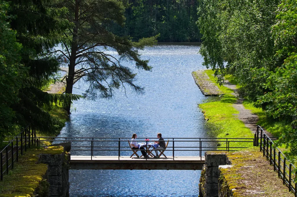 Pariskunta nauttii illallista Varkauden vanhan kanavan yrlittävällä sillalla