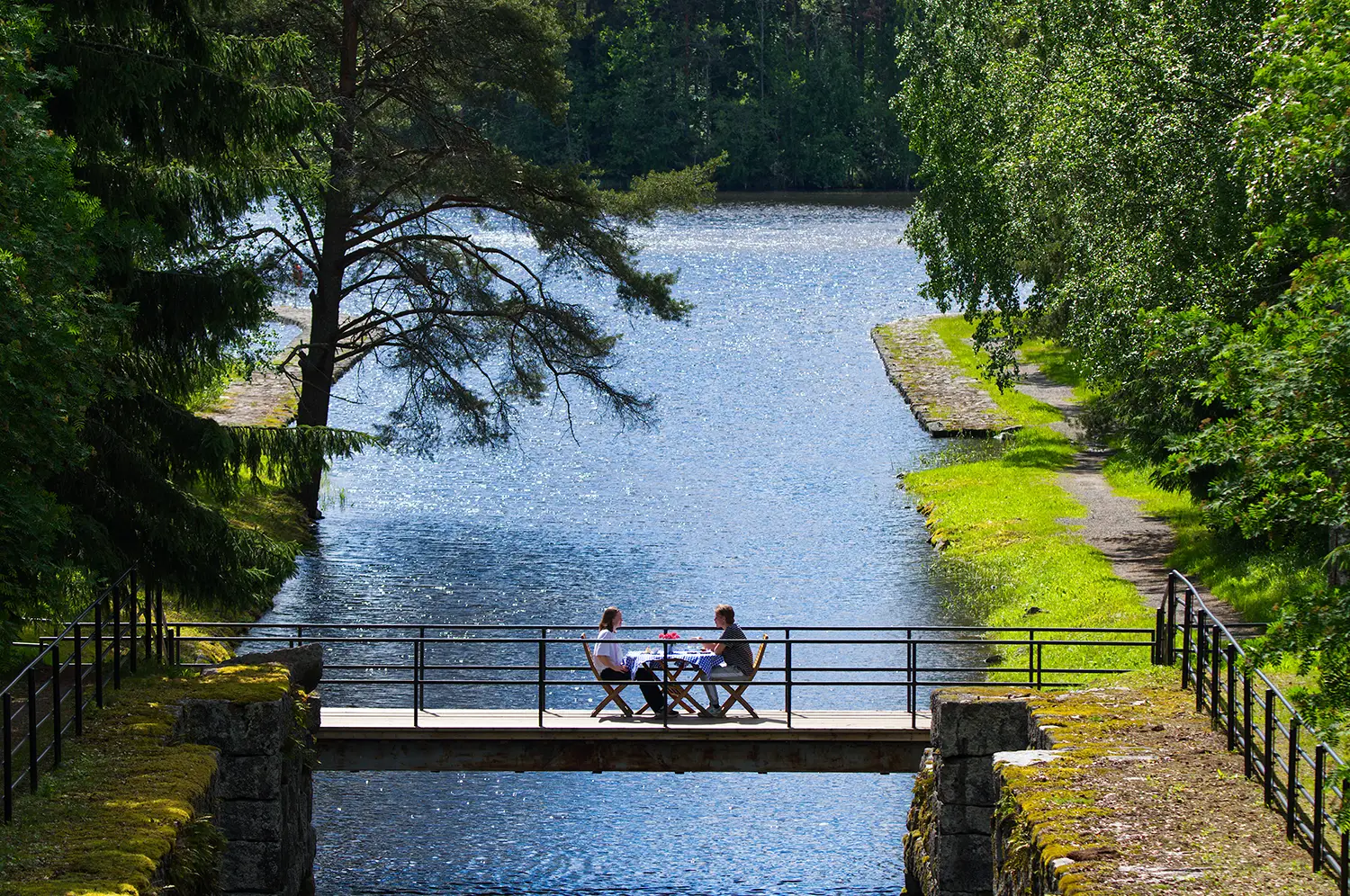 Pariskunta nauttii illallista Varkauden vanhan kanavan yrlittävällä sillalla