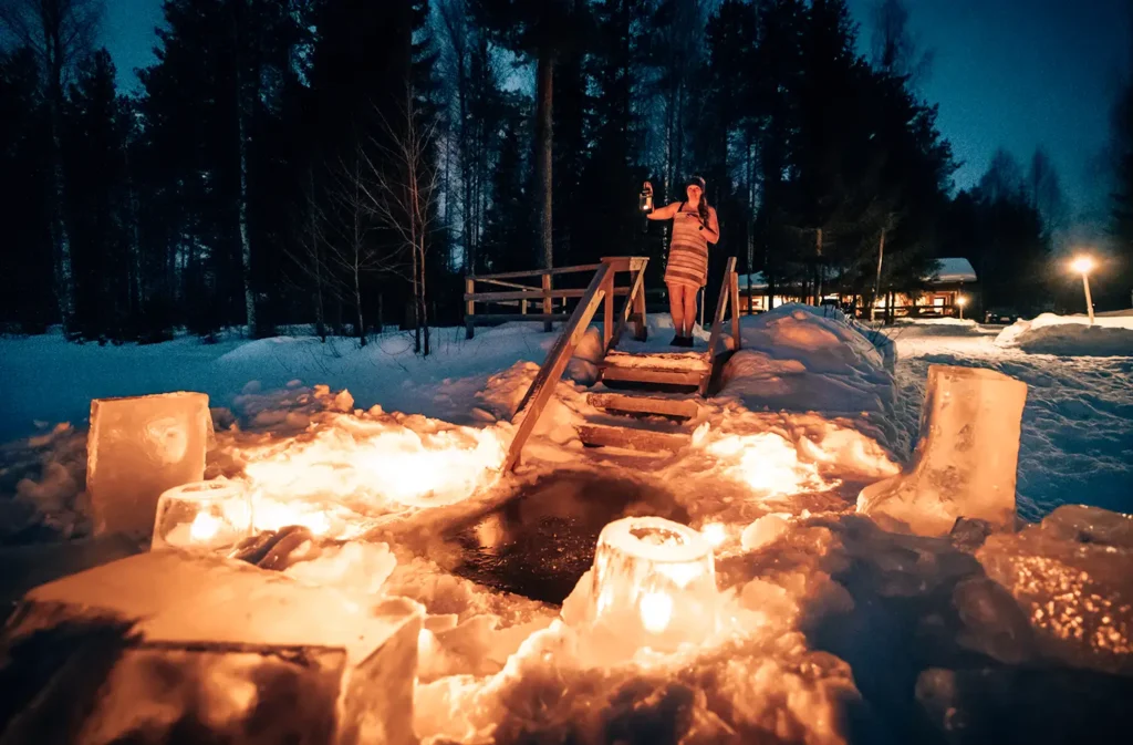 Nainen menossa avontoon pimeässä talvi-illassa
